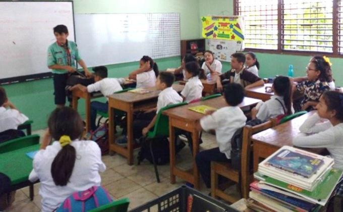 Re usando por una mejor educación.