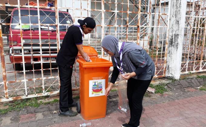 SW Voluntary Service : Walkside by Rovs Project - Collecting Bottle Caps at Stadium Kuala Selangor