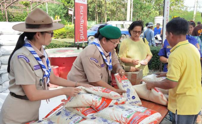 ร่วมแจกข้าวสาร