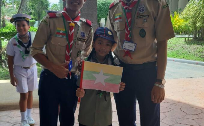 ลูกเสือน้อยมาตอนรับลูกเสือต่างชาติจ้า