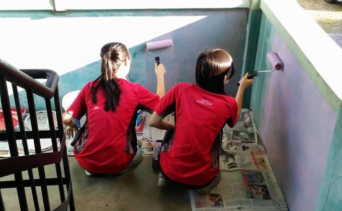 mengecat dinding tangga sekolah