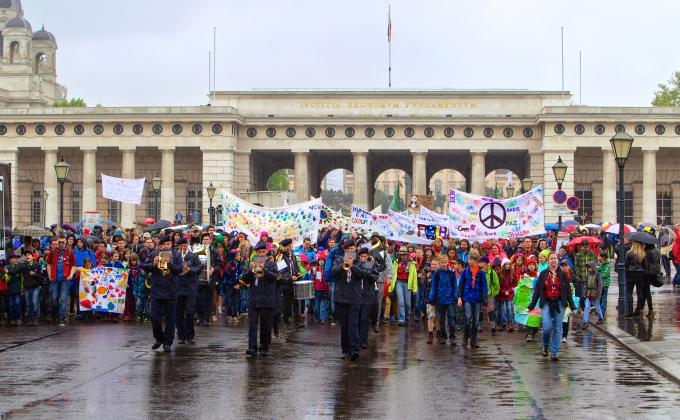 Guides and Scouts as messengers of peace
