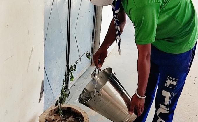 सार्वजनिक स्थानों पर लगे पेड़ पौधों में पानी डालना