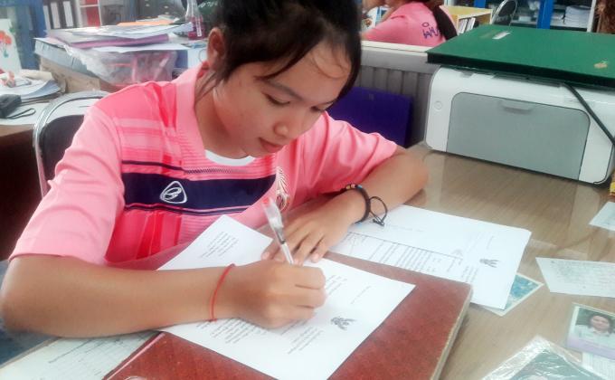 ช่วยครูเขียนการ์ดเชิญโรงเรียนต่างๆเข้าร่วมกิจกรรมวันวิทยาศาสตร์