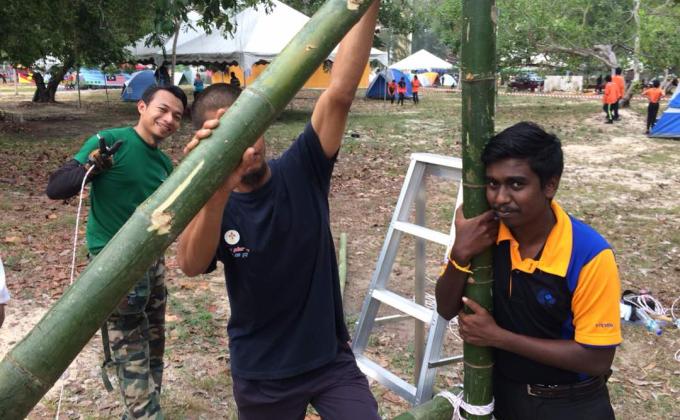 Teaching scouts kids about lashing