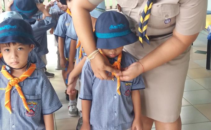 คุณครูสอนเรื่องการผูกผ้าผูกคอที่ถูกต้อง