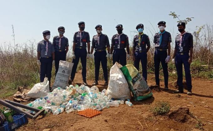 Mafeking rover crew engages in cleaning activities at Kurumbalakotta