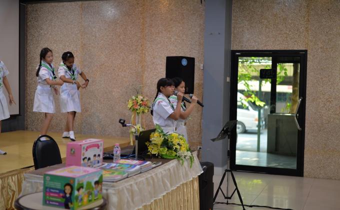 ลูกเสือร้องเพลงต้อนรับคณะศึกษาดูงาน
