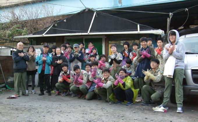 Donation 2,000 pieces of bituminous coal to needy neighbors