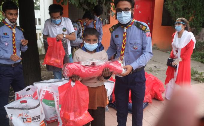 পথ শিশুদের মাঝে শীত বস্ত্র ও খাবার বিতরণ