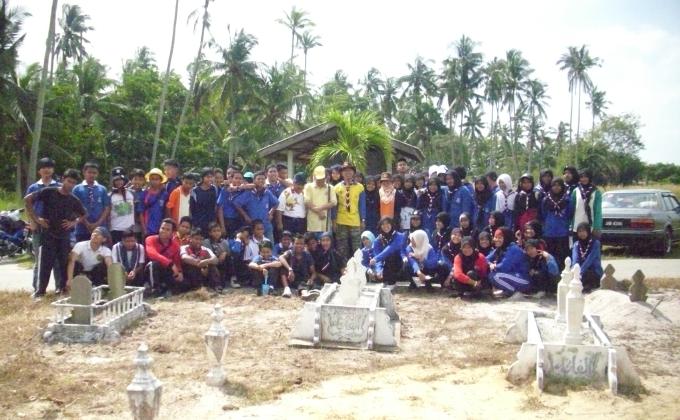KHIDMAT MASYARAKAT MEMBERSIHKAN PERKUBURAN ISLAM KAMPUNG TELUK EMPANG