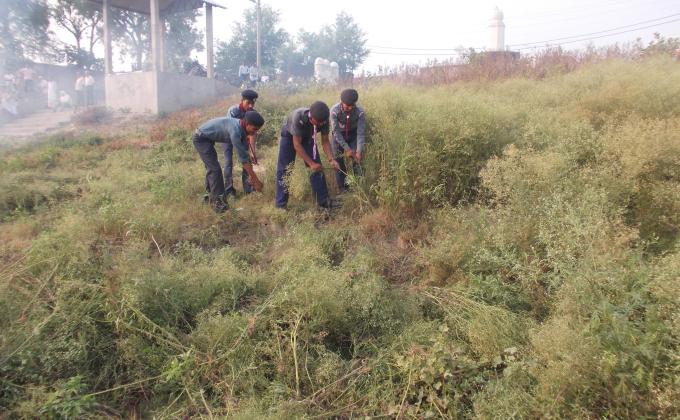 स्वच्छ भारत अभियान के दौरान तमसा नदी बचाओ अभियान