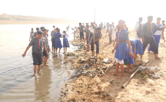 स्काउट गाइड ने की चंबल नदी की सफाई