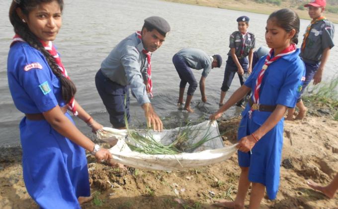 स्काउट गाइड ने की चंबल नदी पर सफाई