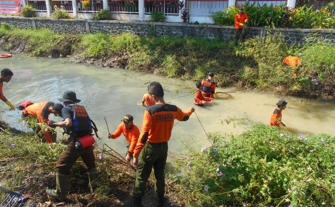 Aksi Pramuka Peduli Bersih Sungai Citayem