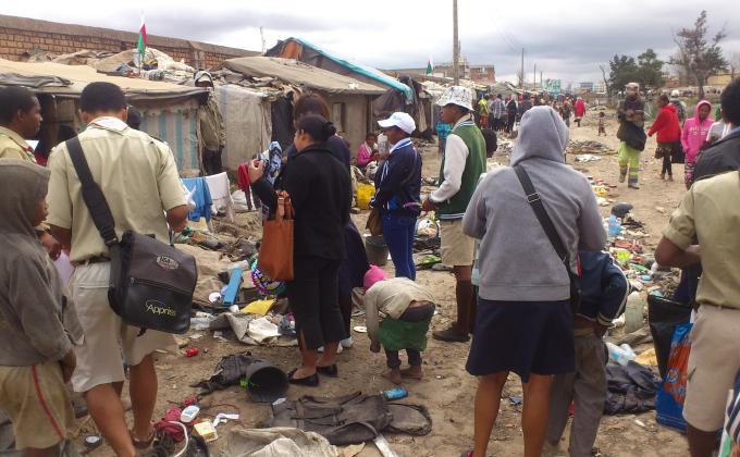 DISTRIBUTION DE VÊTEMENT ET JOUET AU SANS ABRIS DE LA RÉUNION KELY   