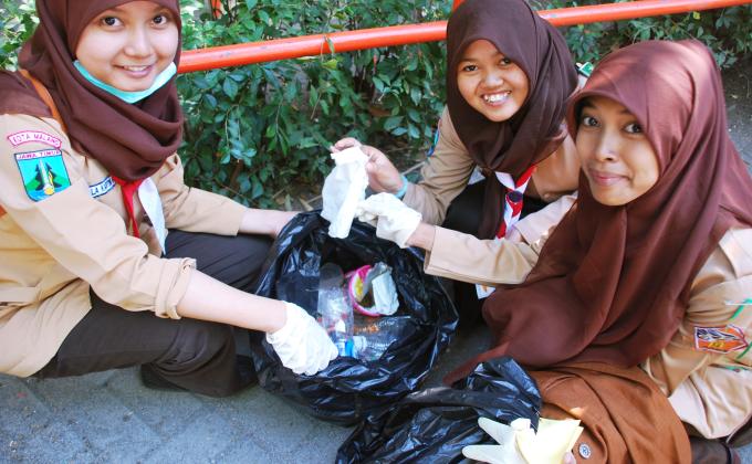 Aksi Bersih Kebun Binatang Surabaya dalam Rangka Ulang Tahun Pramuka ke -52