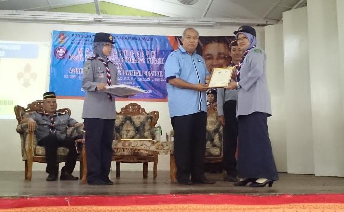 Bertugas sebagai jawatankuasa program