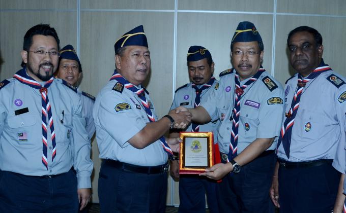 Cenderamata daripada Persekutuan Pengakap Macau