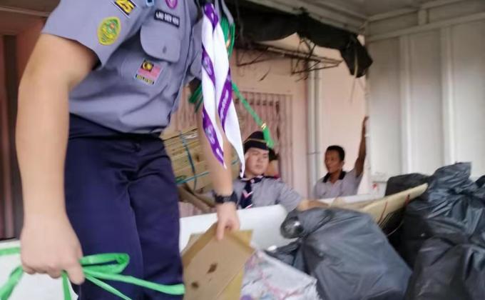 Menderma bahan kitar semula kepada Sibu Kidney Foundation 
