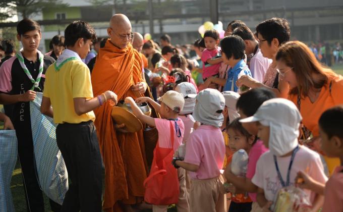 ทำบุญตักบาตร กิจกรรมดอกแก้วเกมส์