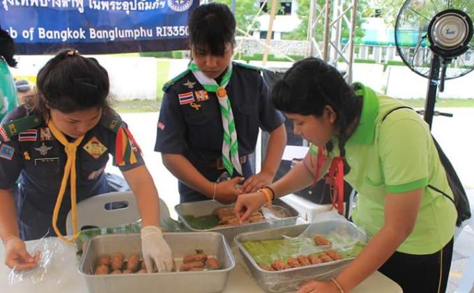 ลูกเสือสันติภาพร่วมกับสโมสรโรตารีกรุงเทพบางลำพูในพระอุปถัมภ์ช่วยกันทำอาหารเจให้กับผู้ร่วมงานซาโอริประเทศไทยและมหกรรมคอนเสิร์ตการกุศล 9 อมตะ
