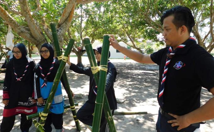 MEMAHIRKAN DIRI DENGAN TALI TEMALI