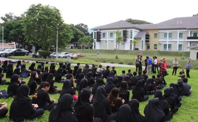istiadat mengangkat bendera dan ladam kuda