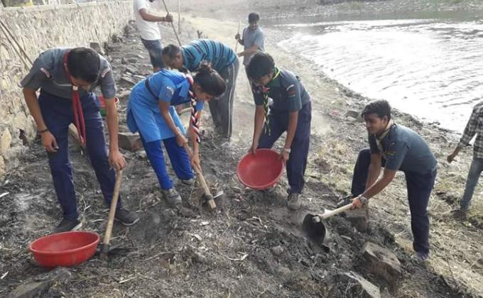 Cleaning water bodies