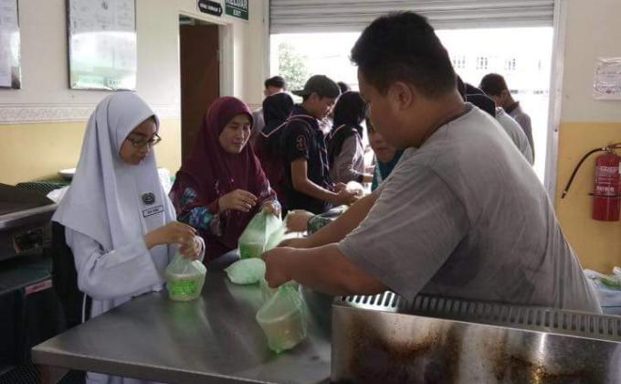 Pengagihan bubur lambuk 