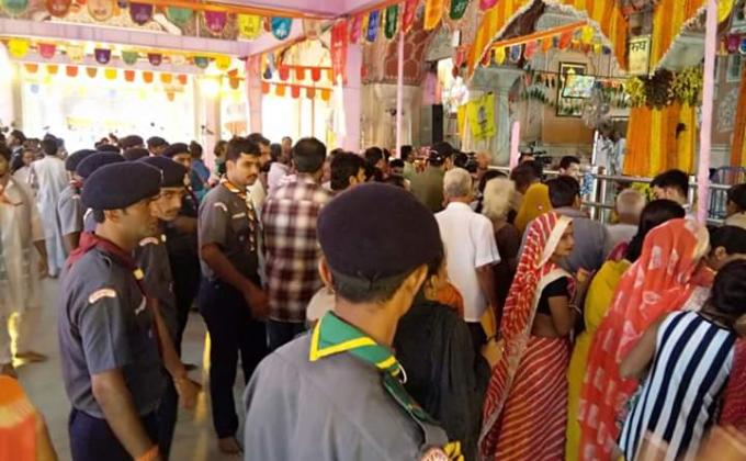 कृष्ण जन्माष्टमी के शुभ अवसर पर सेवा देते हुए 