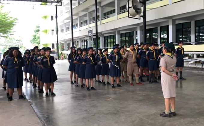 ช่วยกันประดิษฐ์สิ่งของบริจาคน้องๆ