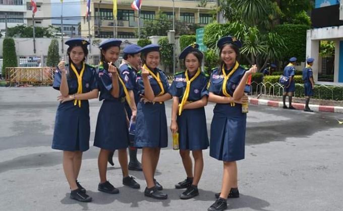 เดินสวนสนาม