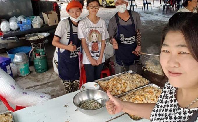 ทำโรงทานแจกหอยทอด