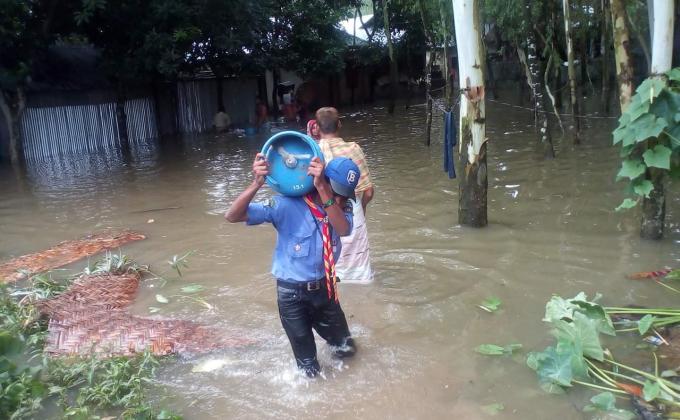 বণ্যাত্যদের পাশে রোভার স্কাউট 