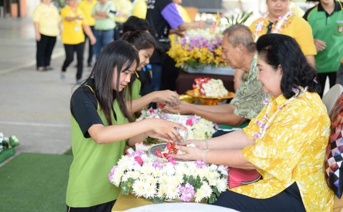 ร่วมพิธีรดน้ำขอพรผู้ใหญ่ 