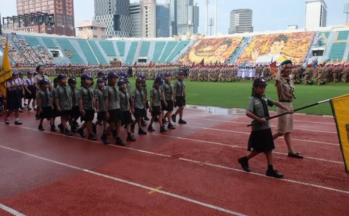 เดินสวนสนาม