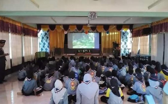 Mowglis Day : Menonton filem dan mewarna