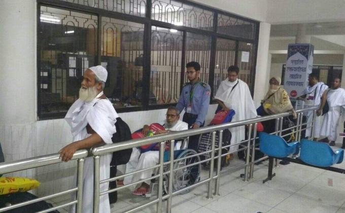 আমরা সকল রোভার হাজিদের সকল ধরনের সহযোগীতা করে থাকি। আমরা আল্লাহ মেহমানদের সেবা করার জন্য প্রতি বছর হজ ক্যাম্প যাই। 