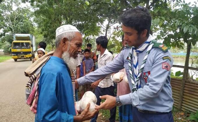 বন্যায় কবলিত মানুষদের মাঝে ত্রান বিতরণ 