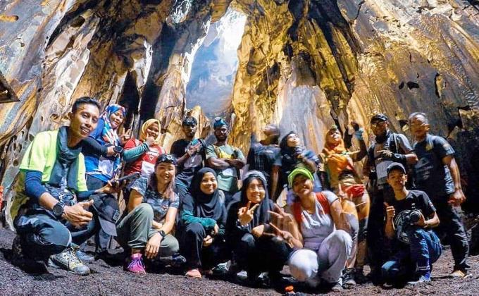 Pesta Mengalap dan Hiking Gua Madai