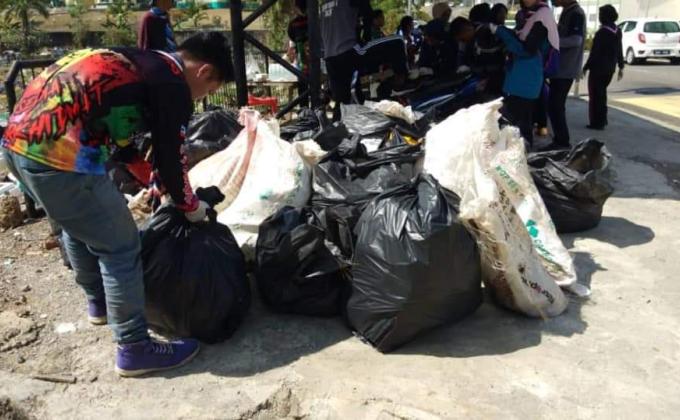 MEMBERSIHKAN KUBURAN ISLAMIAH TAWAU.. 