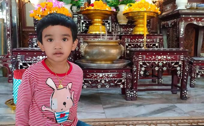 พาหลานทำบุญ