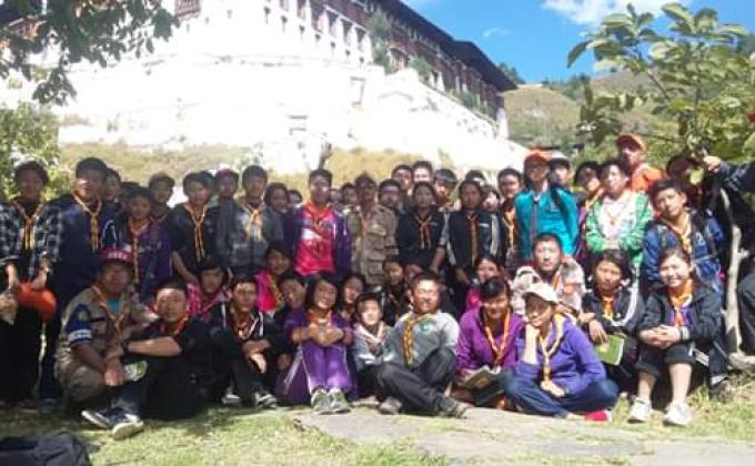 hiking towards the paro