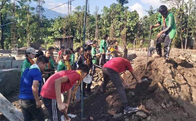 Voluntary work in building a residence house for the small monks 