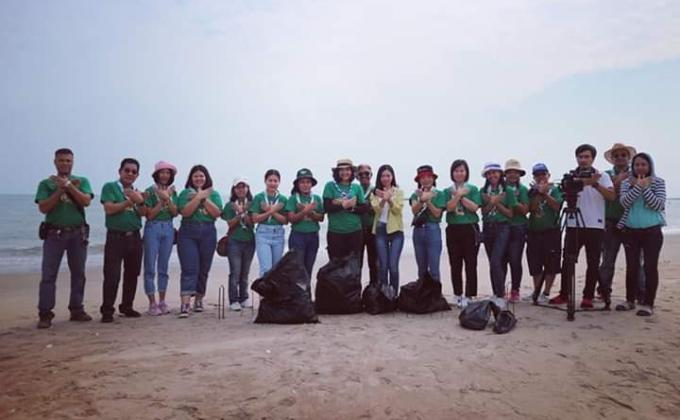รณรงค์เก็บขยะเพื่อรักษาสิ่งแวดล้อมชายฝั่งทะเล