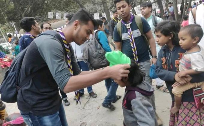 গত ১৭ জানুয়ারি ২০২০ আমরা স্কাউট গ্রুপের মোট ৬৫ জন রোভার রমনাপার্ক, টিএসসি, শাহবাগ এলাকায় ৩০০ দরিদ্র শিশুদের মধ্যে কানটুপি, ভেসলিন, চকলেট বিতরন করে।