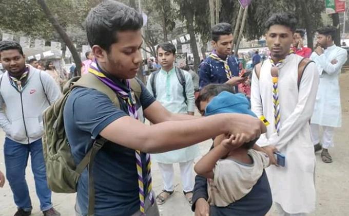   পথ শিশুদের মাঝে শীত উপকরণ 