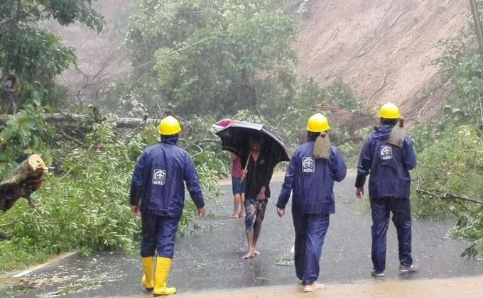 কাপ্তাইয়ে পাহাড় ধ্বসে নৌ রোভারদের সেবাপ্রদান