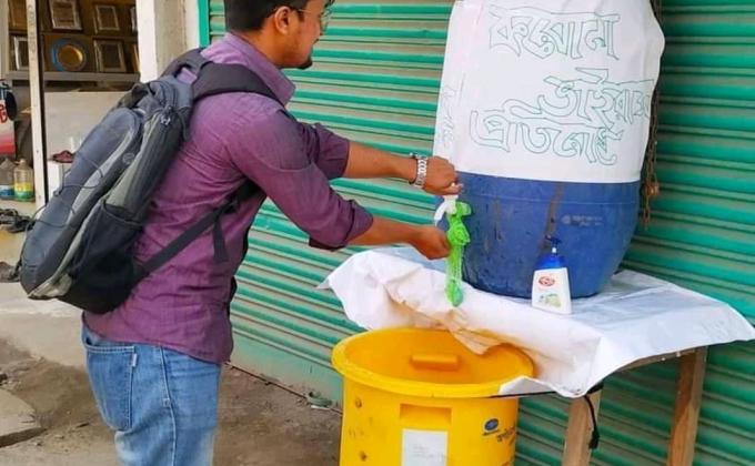 করোনা ভাইরাস প্রতিরোধে পথচারীদের হাত ধৌত করার ব্যবস্থা করেছে স্কাউটার রফিকুল ইসলাম ওপেন স্কাউট গ্রুপ